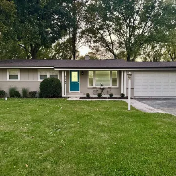 Charming 3-bedroom home near everything safe neighborhood. Family & pet-friendly