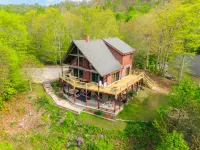 Spectacular Views, Hot Tub, and Pool Table - Stunning Cozy Retreat