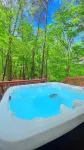 The Emerald cabin W/ Hot tub, lake, Fire pit, 4 min to Bryce Resort