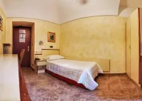 Le Petit Hotel