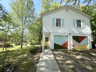 Charming Loft with Treehouse Views and Fast Wi-Fi - Unique Retreat Hotels near Hawkins Spring Park