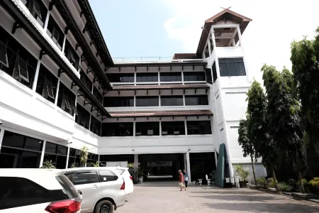 RedDoorz @ Cempaka Putih Jambi Отели в г. Tambak Sari