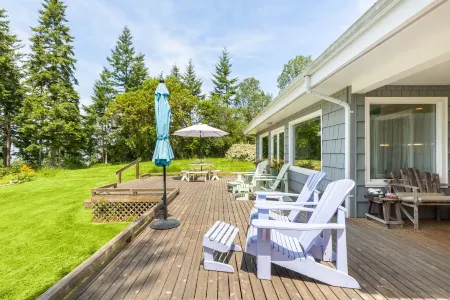 Charming Coastal Cottage with Mountain Views - Inviting Serenity Escape