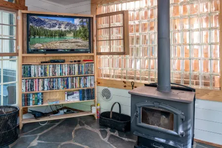 Wooded Acres and Unique Handmade Touches - Charming Eco Retreat