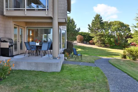 Breathtaking Sound Views and Modern Comforts - Charming Coastal Escape Отели рядом с достопримечательностью «Парк округа Дабл Блафф»