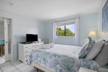 Oceanside Resort. Indoor Pool, 2 outdoor pools, Hot Tub, Private Beach Access.