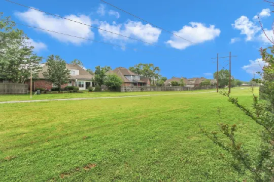 Charming & Renovated in S Tulsa Staycation or Long-Term Stays-Backs to Trails