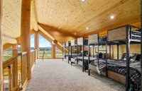 Bucket List Adventure Lodge. Newly built! Grill, Fire pit, Parking