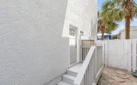 Modern Poolside Villa-Steps to Beach