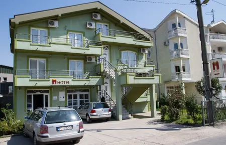 Hotel M Отели рядом с достопримечательностью «Собор Воскресения Христова»