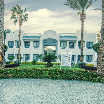 Falcon Hills Hotel Отели рядом с достопримечательностью «Мечеть Аль-Сахаба»