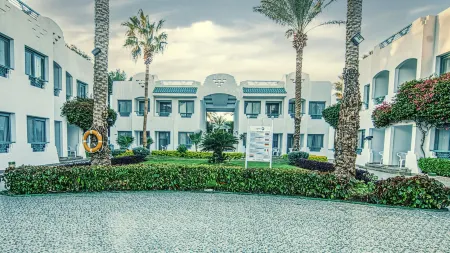 Falcon Hills Hotel Отели рядом с достопримечательностью «One Thousand and One Nights»