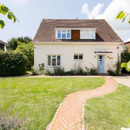 Newly Renovated Cottage 150m from Waterfront