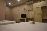 Queens Hotel Hotels in Chum Phae