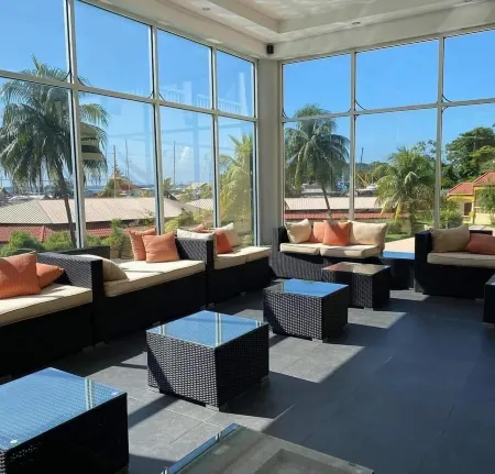 West Palm Hotel Отели в г. La Retraite