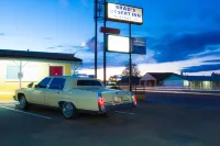 Brad's Desert Inn - parking