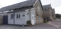 Monkton Court House B&B Hotels in Dalwood