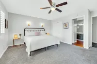 Bright Stylish Condo w/ Balcony