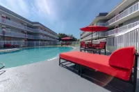 Equus Inn I75 - Rooftop Pools