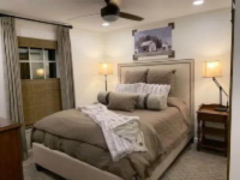 Five-Star Historic Boyd Harvey Carriage House 2 Bedroom Home by Redawning
