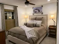 Five-Star Historic Boyd Harvey Carriage House 2 Bedroom Home by Redawning Hotels in Lenoir City