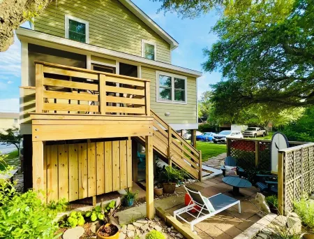 Private 1BR Apt w Kitchen, Porch, Patio on Culdesac & 3 Blocks from Beach Access