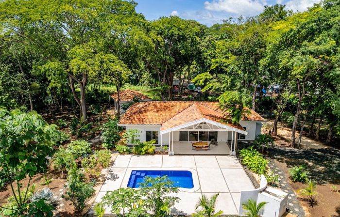 Modern Home and Guesthouse in a Peaceful Gated Community with a Private Swimming Pool