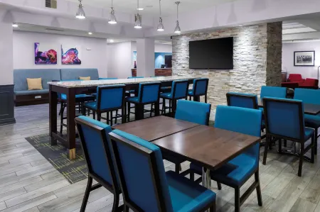 Hampton Inn Concord/Bow Отели в г. Хуксетт