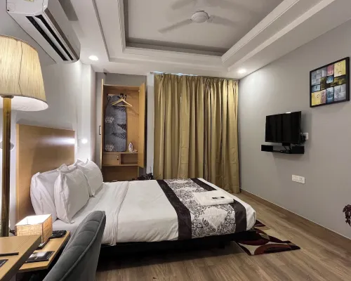 SALTSTAYZ EXPRESS - Golf Course Raod & DLF PHASE-1 Hotels near IndiGo