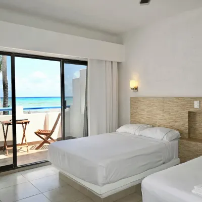 Pelicano Inn Playa del Carmen - Beachfront Hotel Отели рядом с достопримечательностью «Международный вокзал автобусов ADO»