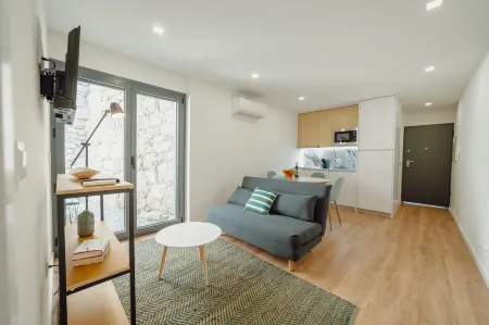 Courtyard Oporto Design Apartment L with Terrace Отели рядом с достопримечательностью «Parque de São Roque»