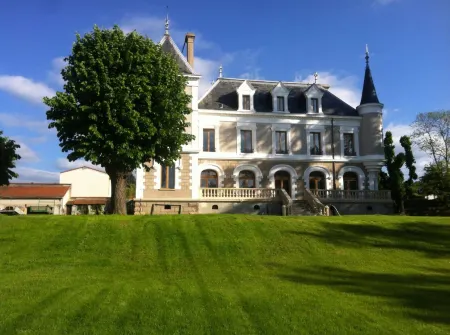 Eclosion Château Hôtel & Restaurant Отели рядом с достопримечательностью «Eglise Saint-Irenee»
