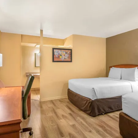 Econo Lodge Inn & Suites