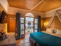 Santorini Beach Resort Hotels in Gili Trawangan