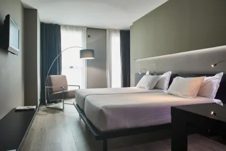 Silken Gran Teatro Отели рядом с достопримечательностью «Salón del Reino de los Testigos de Jehová»