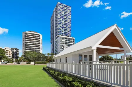 Palmerston Tower on Southport Broadwater Отели рядом с достопримечательностью «Chinatown, Gold Coast»