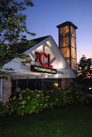 The Champagne Lodge & Luxury Suites Отели в г. Берр Ридж