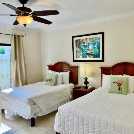 Colony Club Inn & Suites