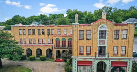 Hotel Seville Отели рядом с достопримечательностью «Библиотека Бун»