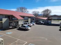 Econo Lodge - parking