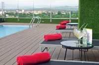 DoubleTree by Hilton Girona - Pools