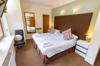 Crown Hotel Hotels in Лошернхед