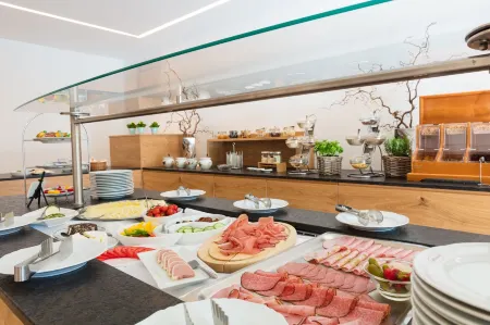 Garten - Hotel Sallerhof Отели в г. Гемайнде Аниф