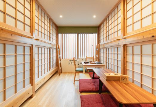 텐 아파트먼트 호텔 내부 거실 공간