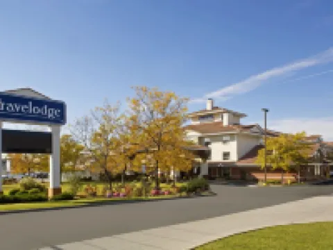 Travelodge by Wyndham Oshawa Whitby Hotels in Oshawa