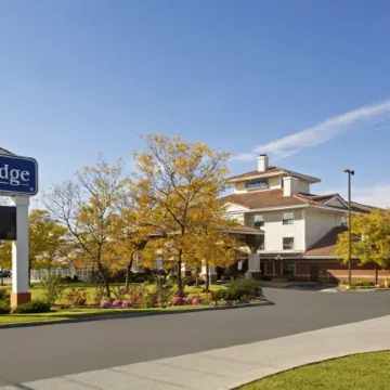 Travelodge by Wyndham Oshawa Whitby