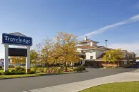 Travelodge by Wyndham Oshawa Whitby Hotels in Oshawa