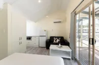 Highway 1 Holiday & Lifestyle Park Hotel di Davoren Park