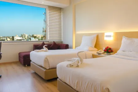 Gemini Continental, Hazratganj