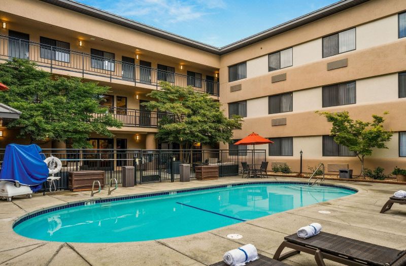 Oxford Suites Redding photo 3